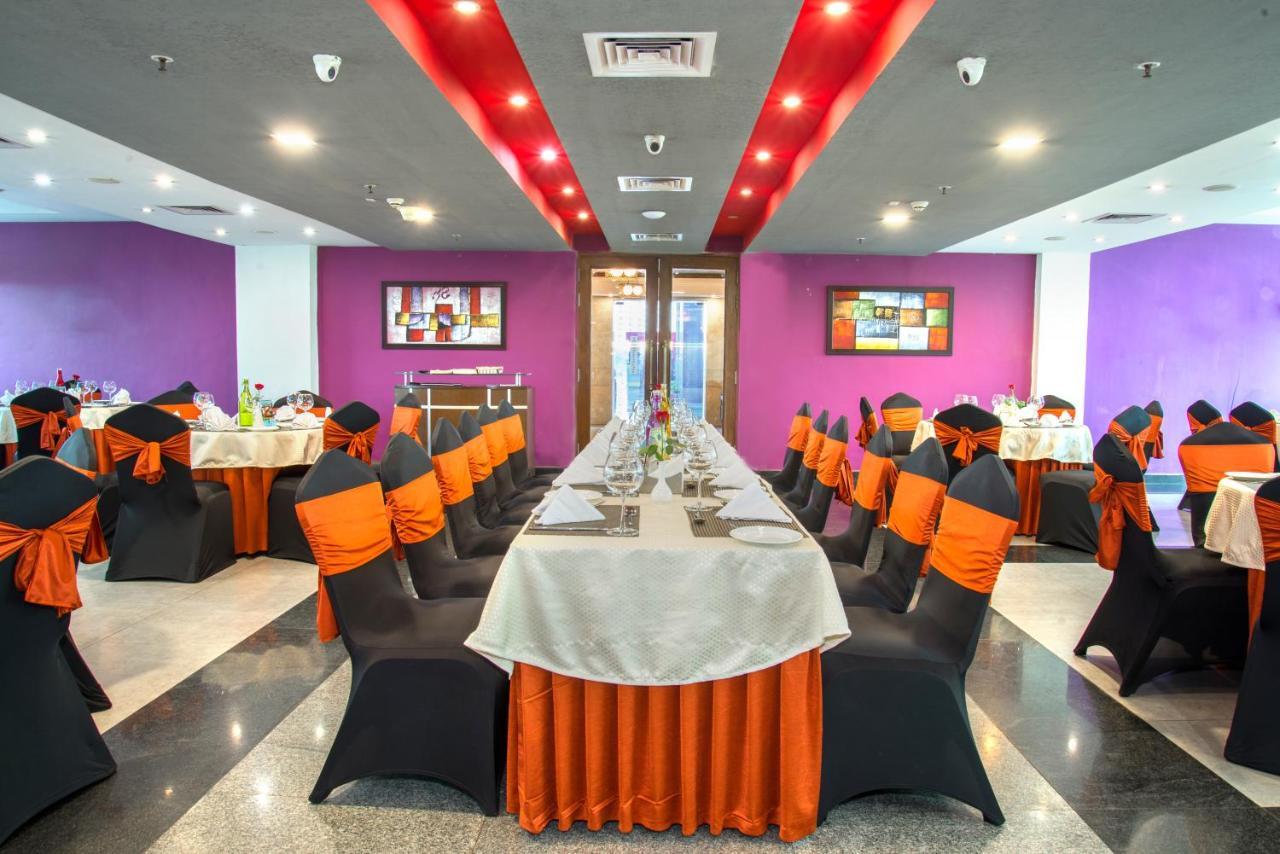 Hide Away Suites Noida Luaran gambar