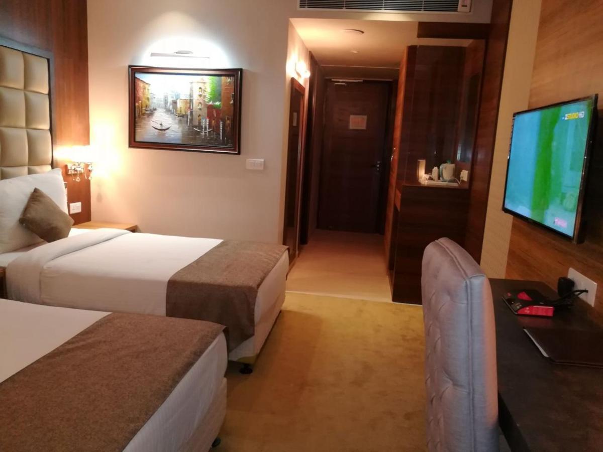 Hide Away Suites Noida Luaran gambar