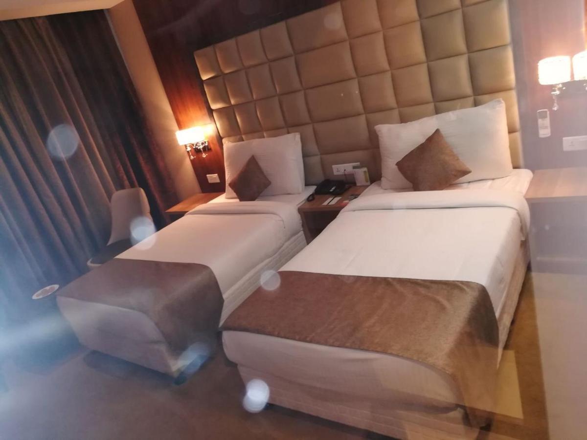 Hide Away Suites Noida Luaran gambar