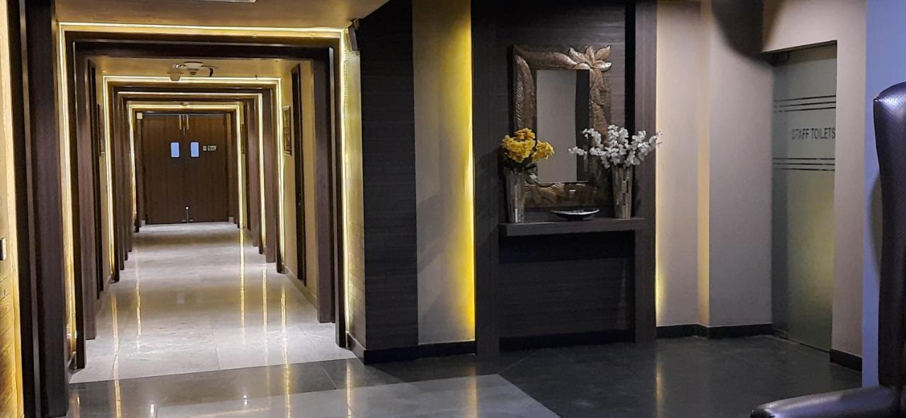 Hide Away Suites Noida Luaran gambar