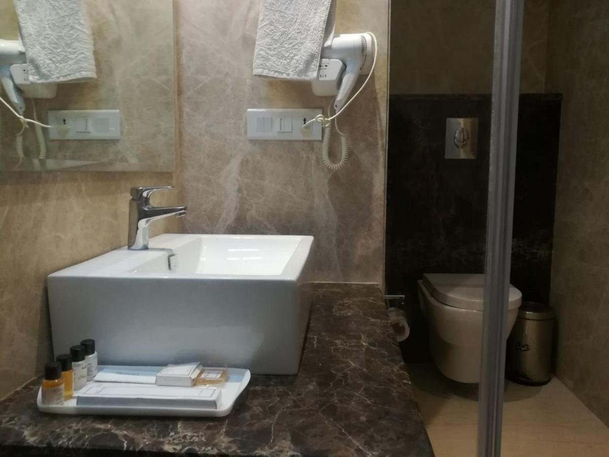 Hide Away Suites Noida Luaran gambar
