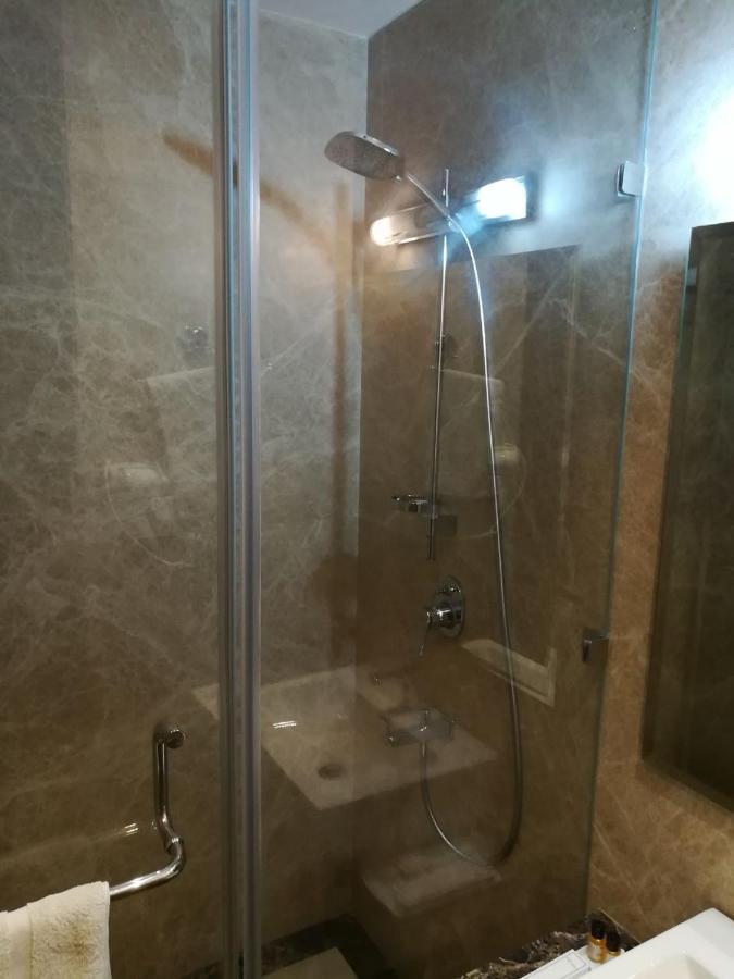 Hide Away Suites Noida Luaran gambar