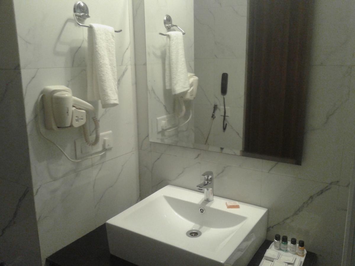 Hide Away Suites Noida Luaran gambar