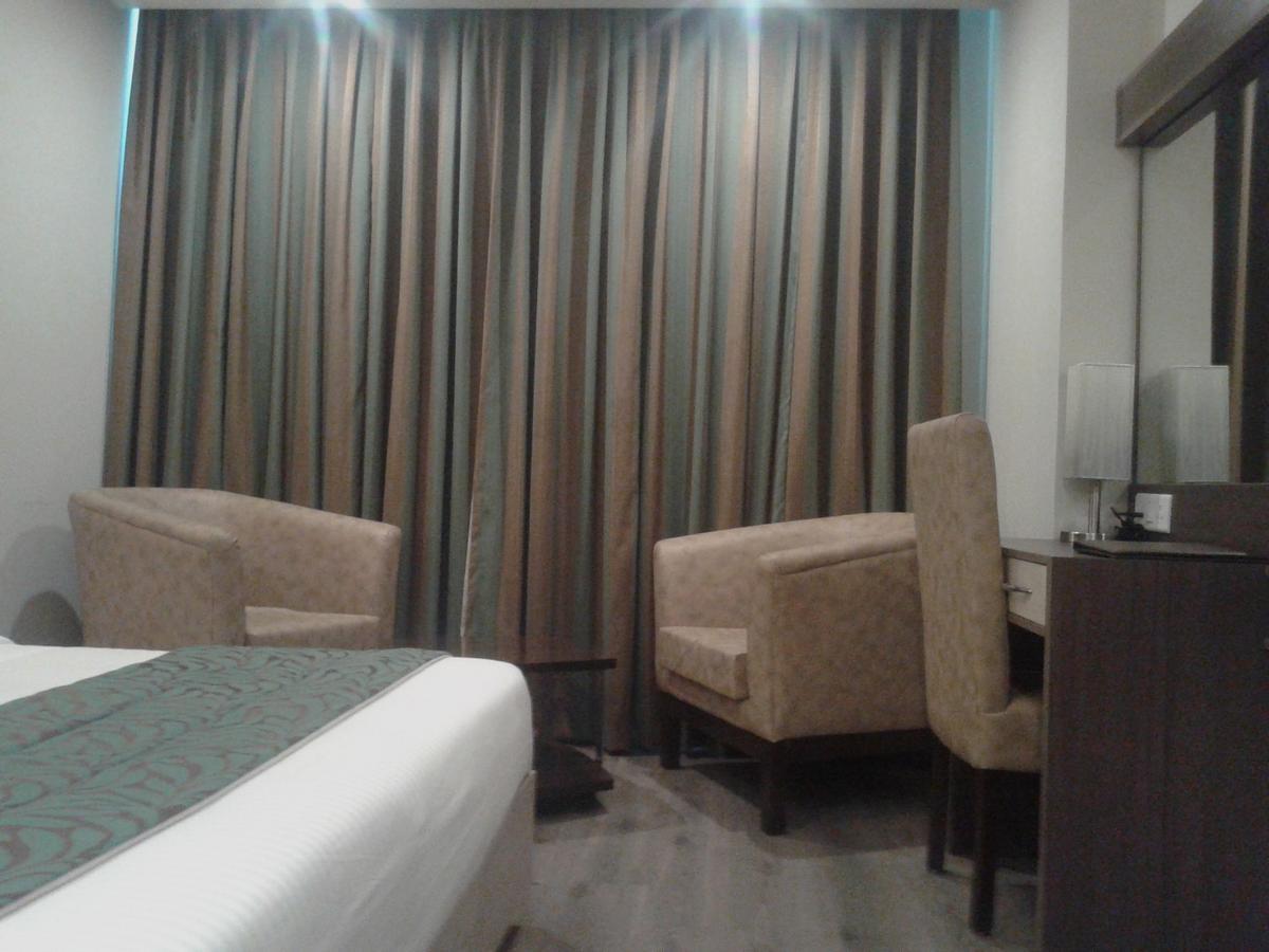 Hide Away Suites Noida Luaran gambar