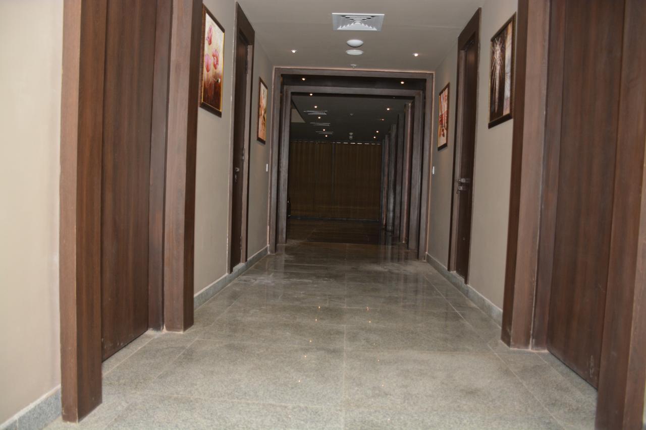 Hide Away Suites Noida Luaran gambar