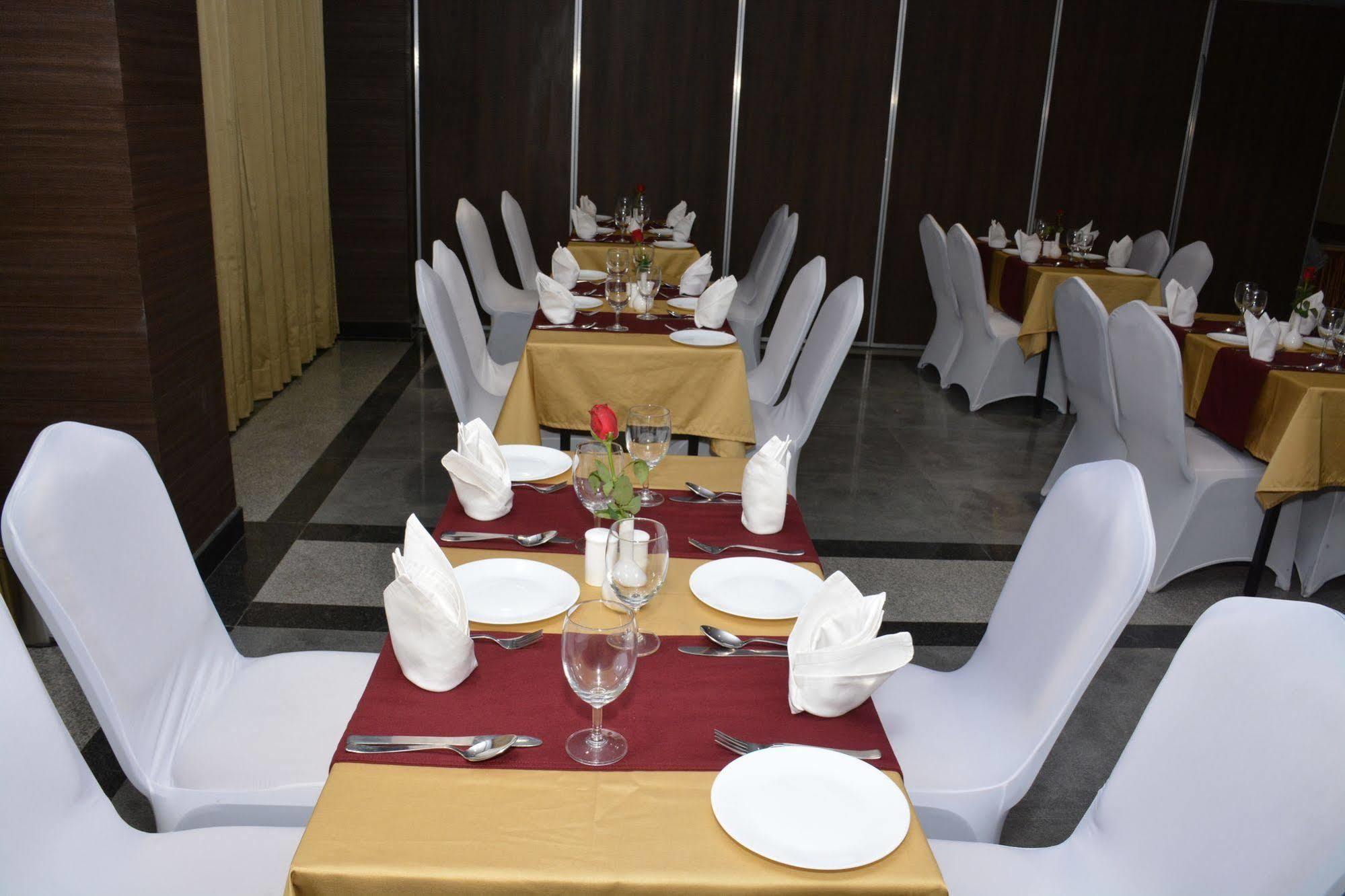 Hide Away Suites Noida Luaran gambar