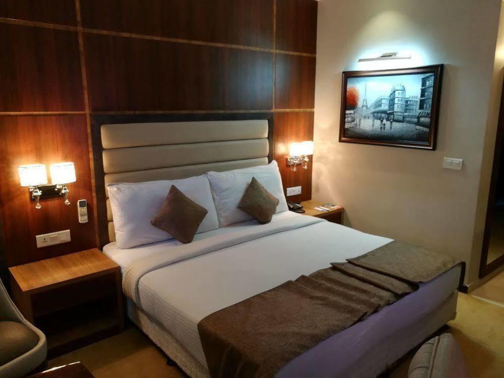 Hide Away Suites Noida Luaran gambar