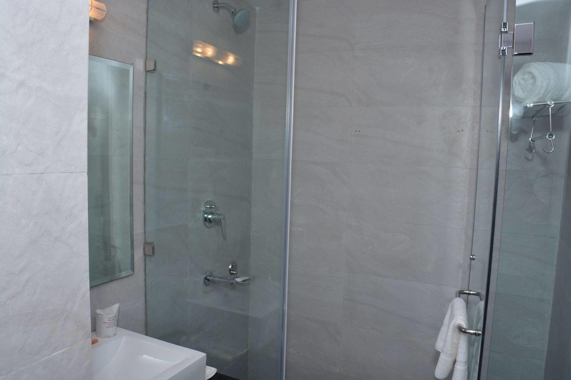Hide Away Suites Noida Luaran gambar