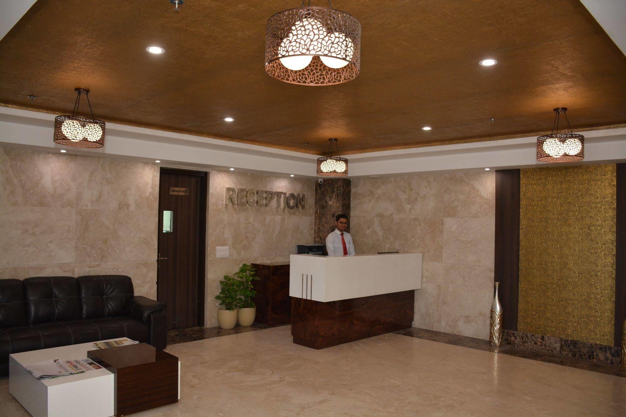 Hide Away Suites Noida Luaran gambar
