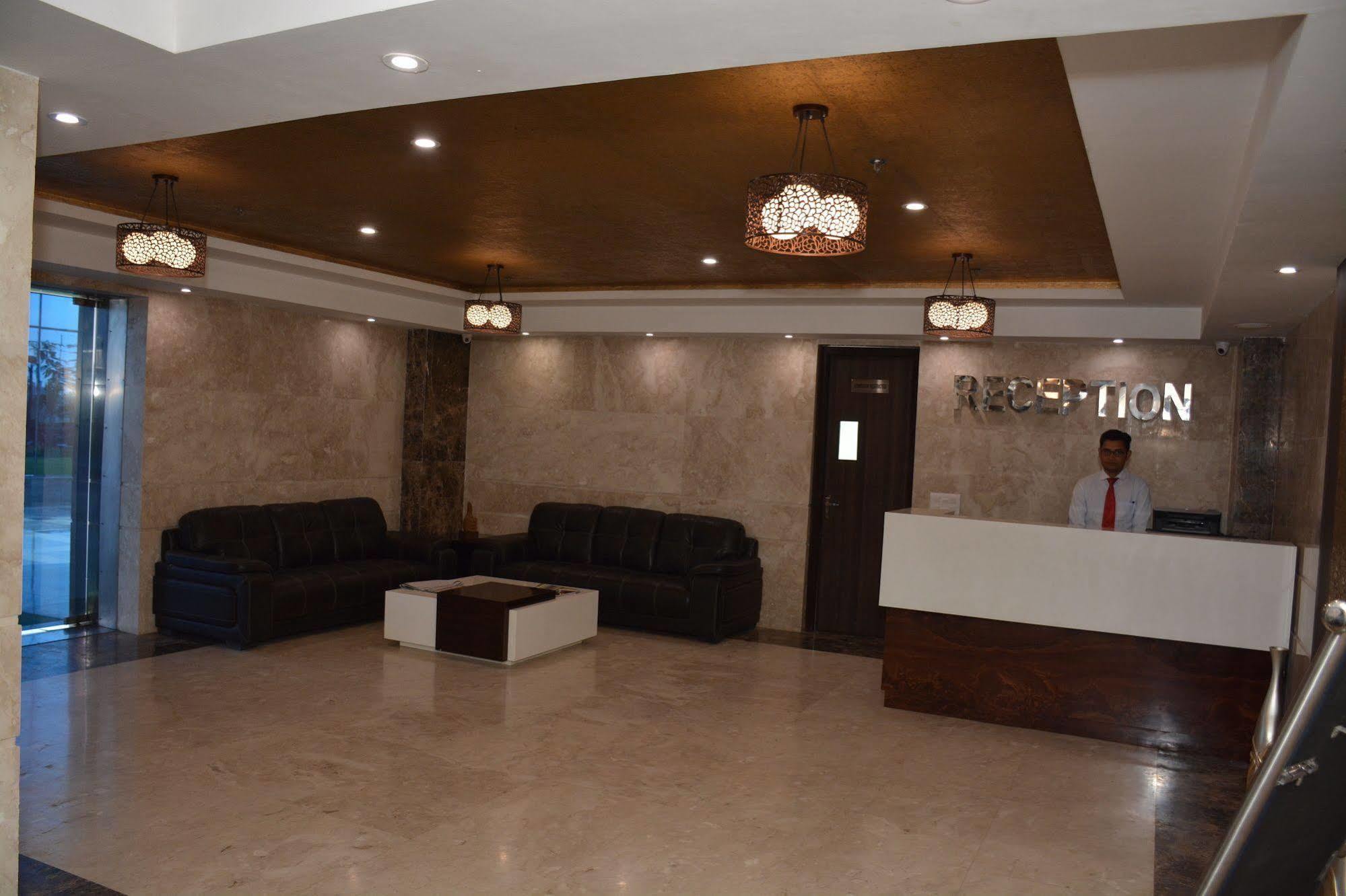 Hide Away Suites Noida Luaran gambar