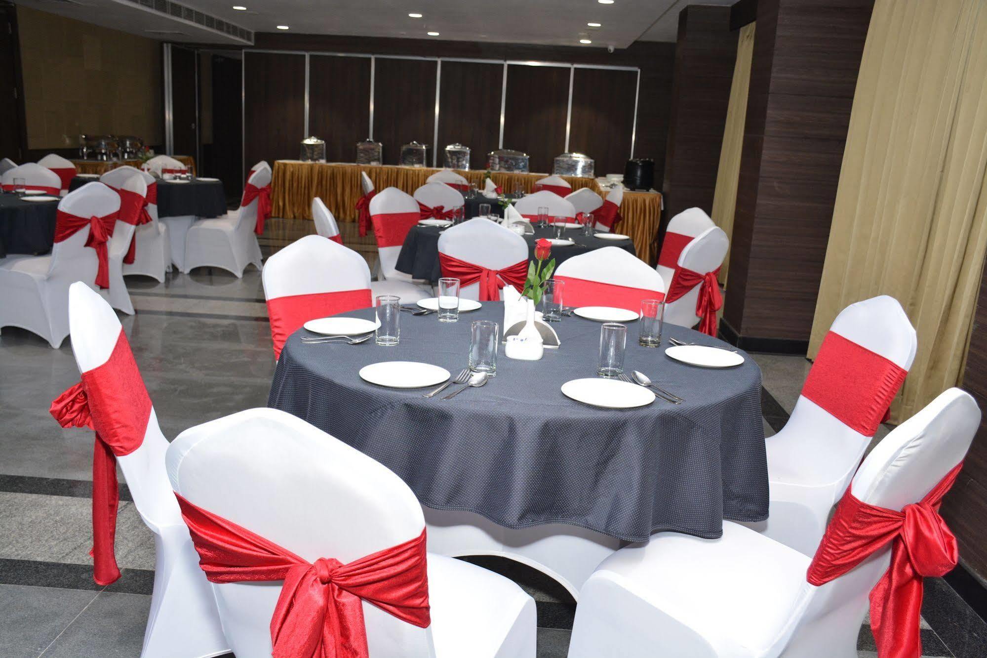 Hide Away Suites Noida Luaran gambar
