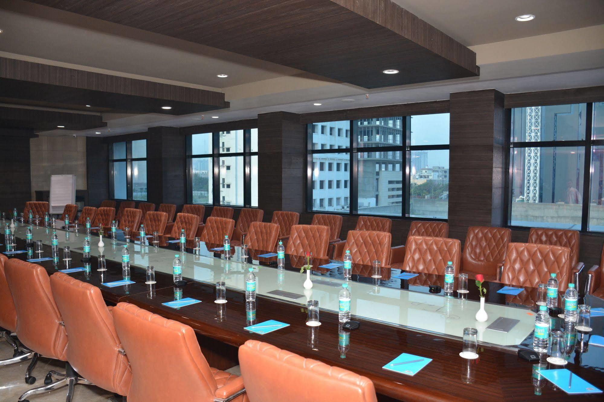 Hide Away Suites Noida Luaran gambar