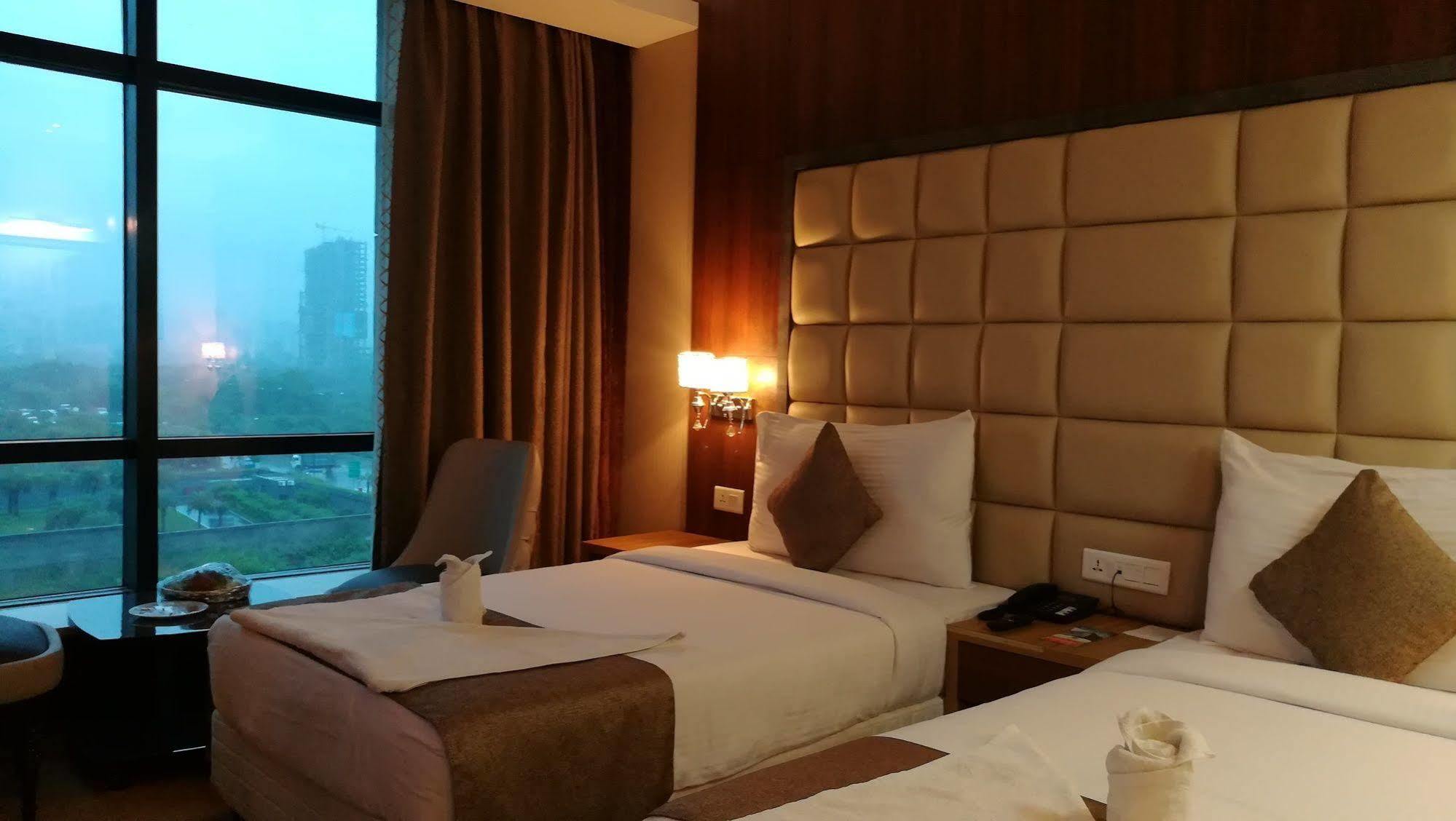 Hide Away Suites Noida Luaran gambar