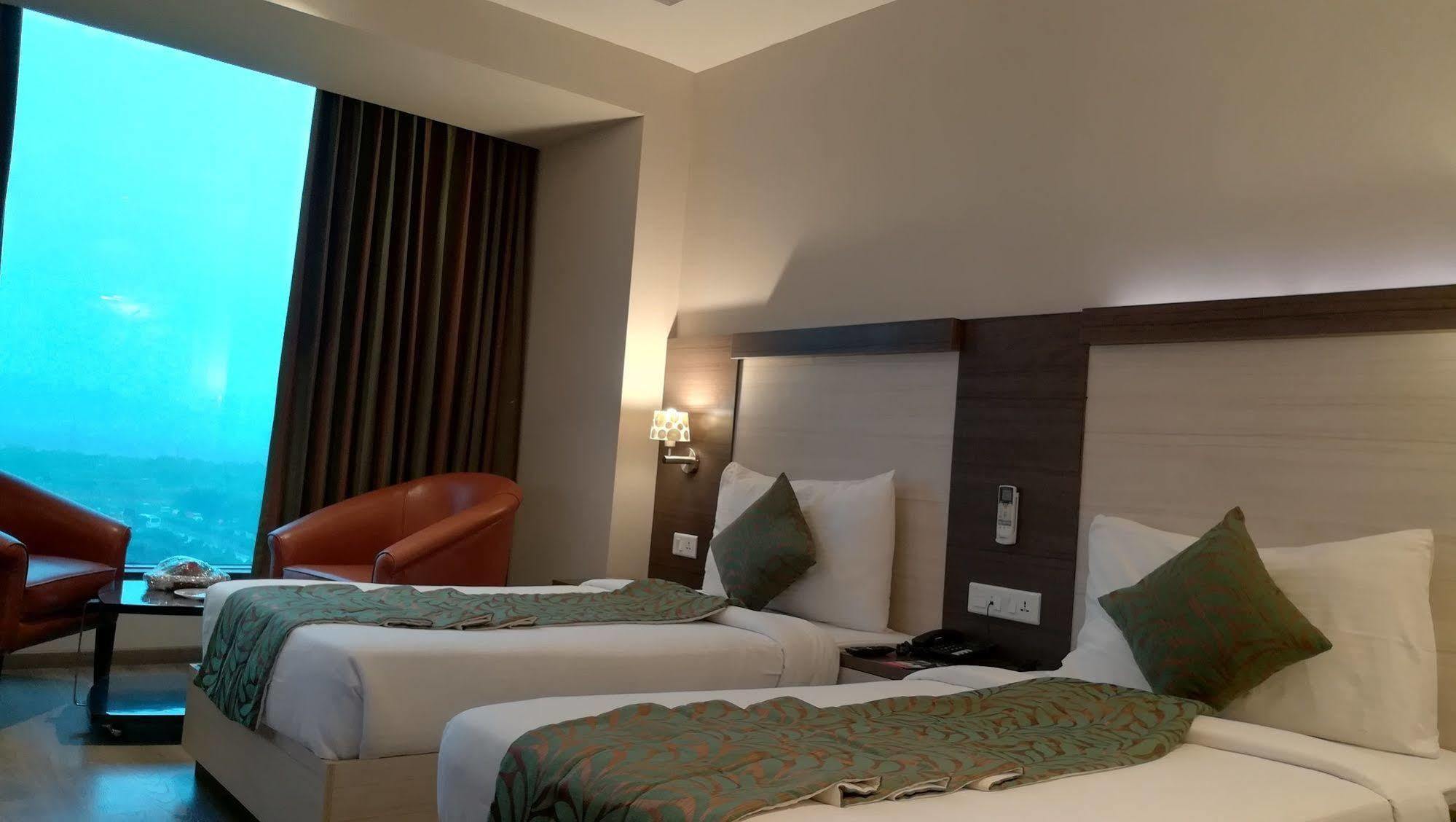 Hide Away Suites Noida Luaran gambar