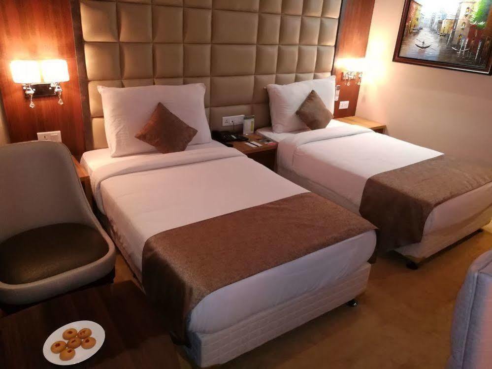 Hide Away Suites Noida Luaran gambar