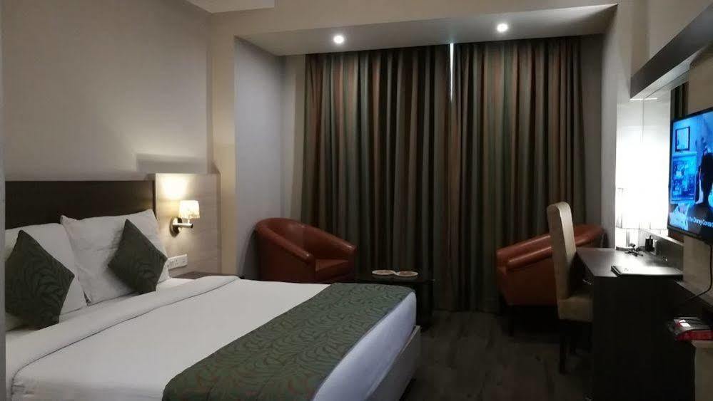 Hide Away Suites Noida Luaran gambar