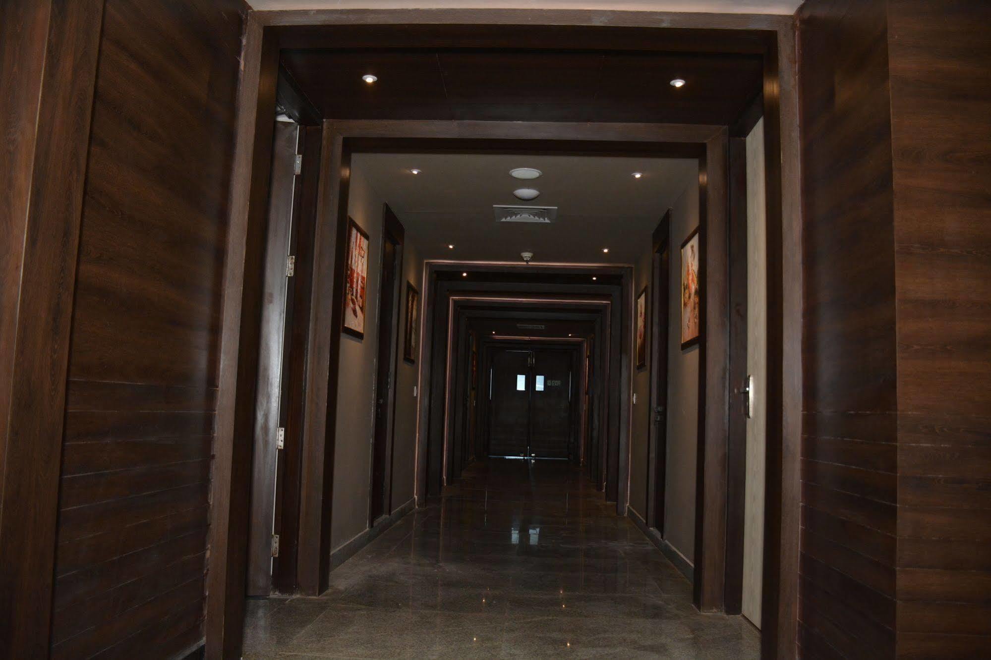 Hide Away Suites Noida Luaran gambar