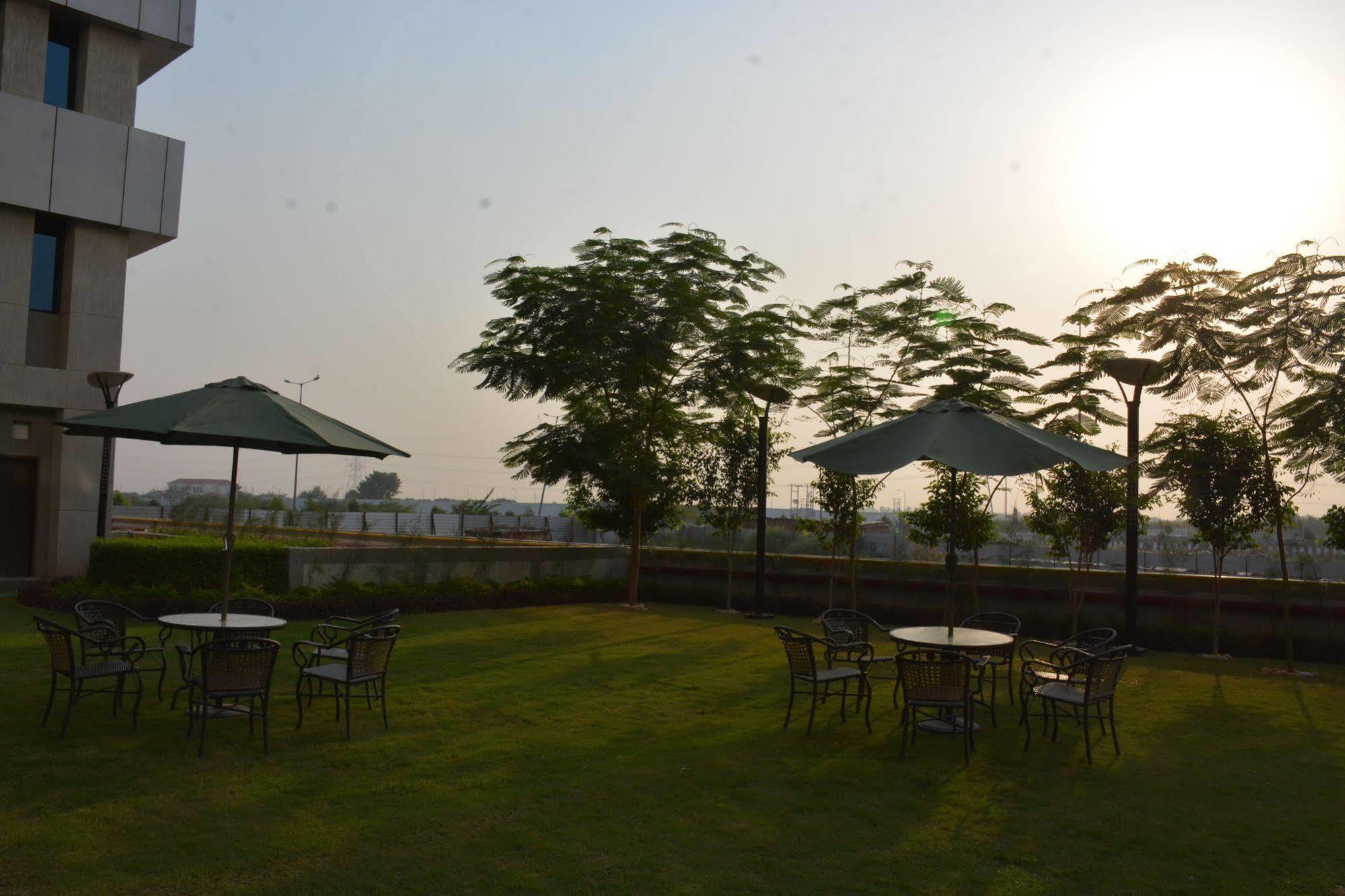 Hide Away Suites Noida Luaran gambar