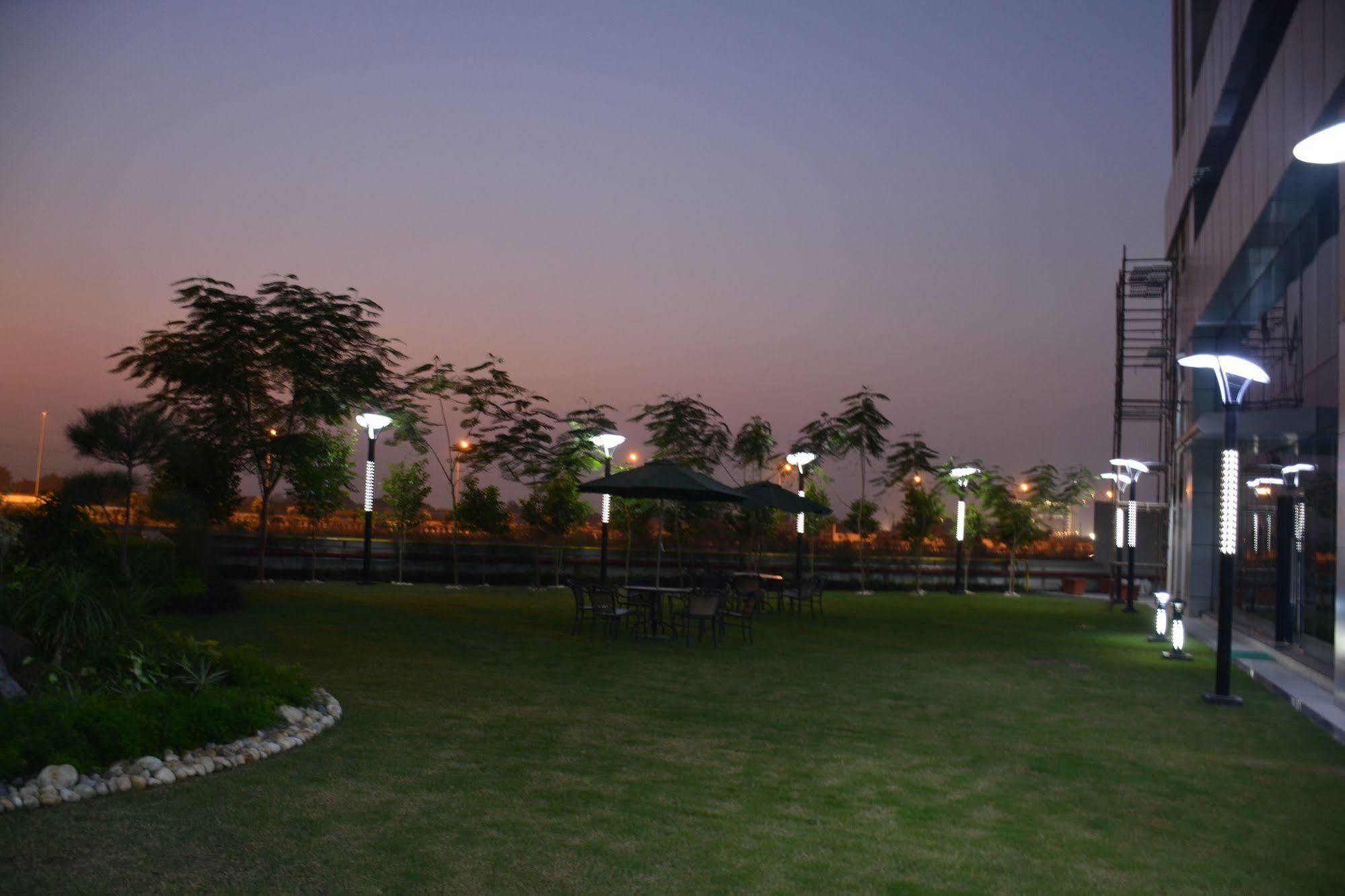 Hide Away Suites Noida Luaran gambar